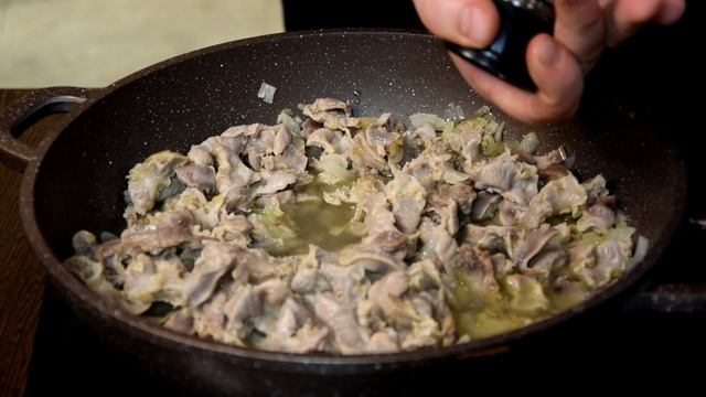 Куриные желудки, тушенные в соевом соусе.