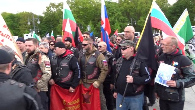 "Ночные волки" в Берлине. Тиргартен, 9 мая 2017. смотреть онлайн