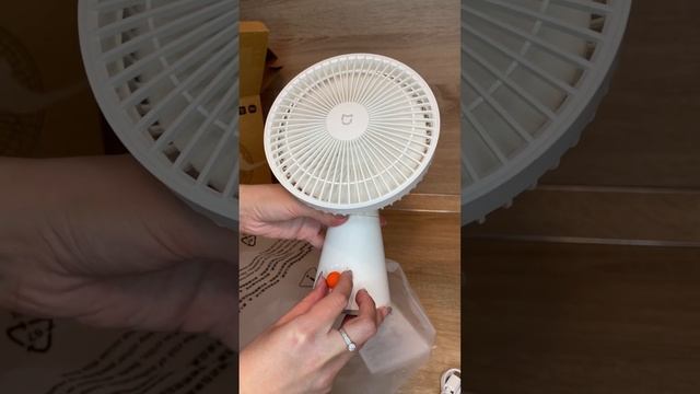 Портативный настольный вентилятор Xiaomi Mijia Desktop Mobile Fan (ZMYDFS01DM) смотреть онлайн