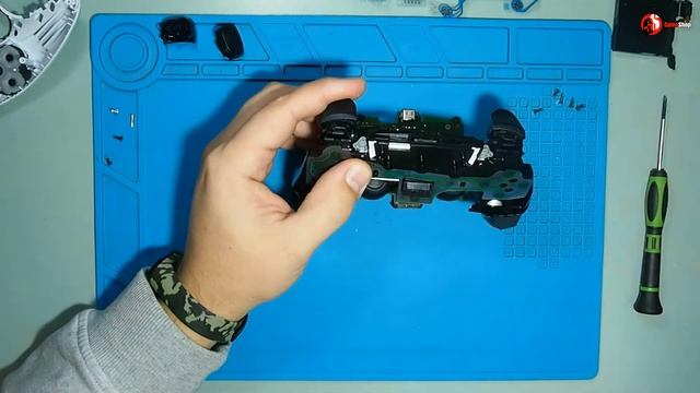 Меняем главный шлейф на геймпаде Dualsense (Sony Playstation 5) смотреть онлайн