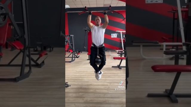 Подтягивания с весом 16 кг обратным хватом,задействуем бицепс и спину ? смотреть онлайн