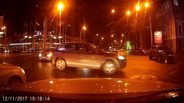 Daewoo Matiz vs Audi Q5. Проспект Независимости х ул. Тринклера. 12.11.2017 смотреть онлайн