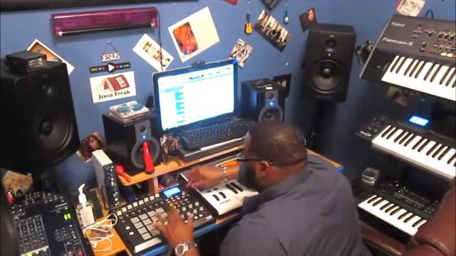 Marcus Music Monday...Jingle Bells (The Vocoder Edition) смотреть онлайн