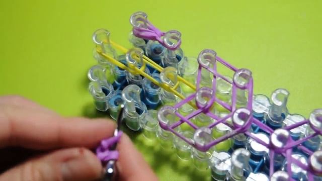 ❤Бант для Монстер Хай или Барби Rainbow Loom. Как плести бантик из резинок в видеоуроке №283❤ смотреть онлайн