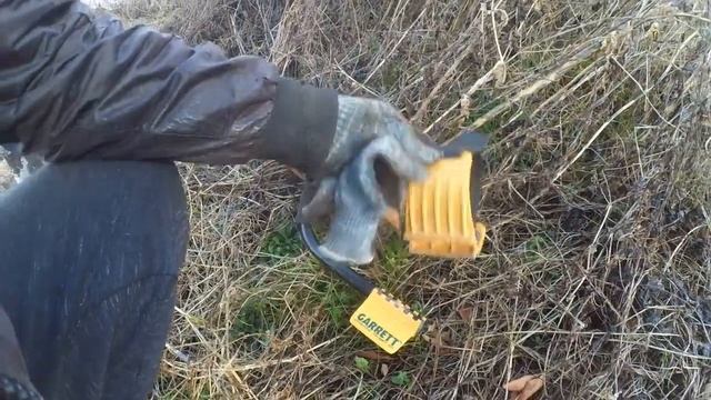 коп металла...НОШОЛ КАКУЕТО ХРЕНЬ В ЗАКУТКЕ НА КРАЮ ПОЛЯ... смотреть онлайн