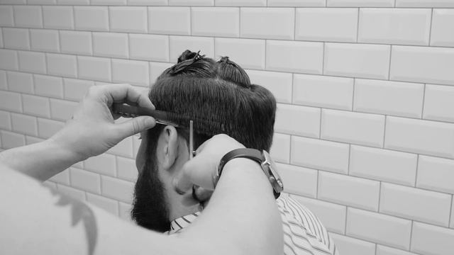 Мужская стрижка, градуировка с дисконекцией, секреты текстурирования смотреть онлайн