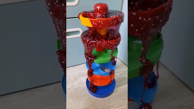 Стекающий слизняк😬 Слайм с блестками и игрушка спираль. смотреть онлайн