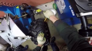 Шиномонтаж квадроцикла, меняем Ancla на Wild Thang 28 на CFmoto X8.