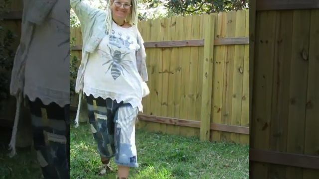 'Modeling' my Patchwork Jeans, hand painted Queen Bee shirt and Funky Jacket смотреть онлайн