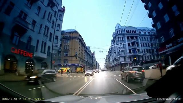 Машина газовой службы врезалась в аптеку, Рига, улица Бривибас смотреть онлайн