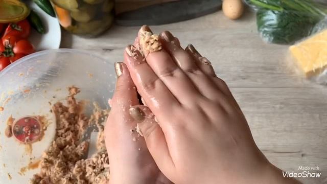 Котлеты с солёным огурцом и сыром #котлеты#готовимвместе#экономменю#бомжобеды#москва#ростов#россия смотреть онлайн