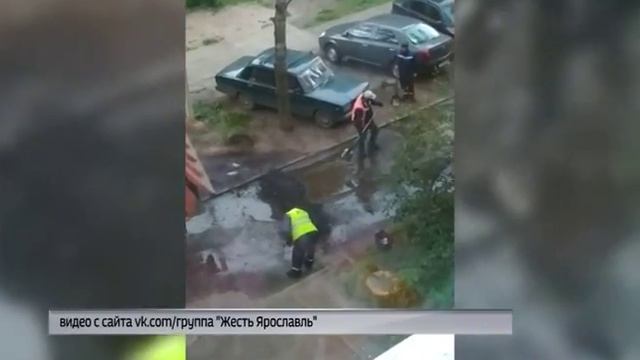 На проспекте Дзержинского асфальт укладывали прямо в лужи смотреть онлайн