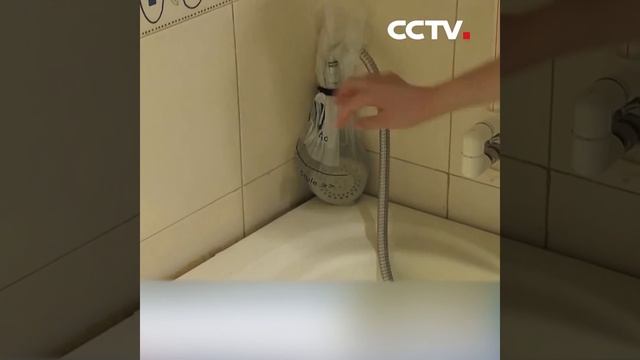 Как легко почистить насадку для душа | CCTV Русский смотреть онлайн