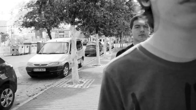 Sketch 1 - La verdad sobre Twitter. смотреть онлайн