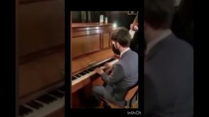 Ингуш в ресторане во Франции удивил всех сыграв мелодию на пианино👍