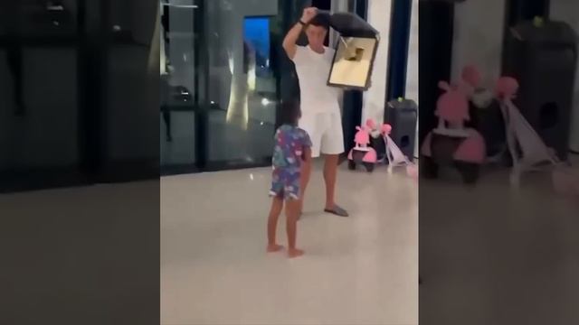 Криштиану Роналду получил золотую кнопку смотреть онлайн