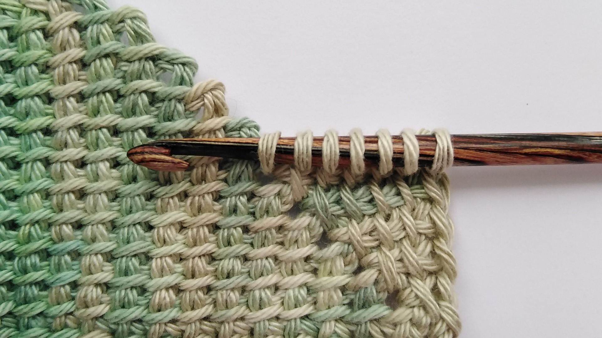 Как связать угол в квадратном пледе тунисским крючком. Часть 2 смотреть онлайн