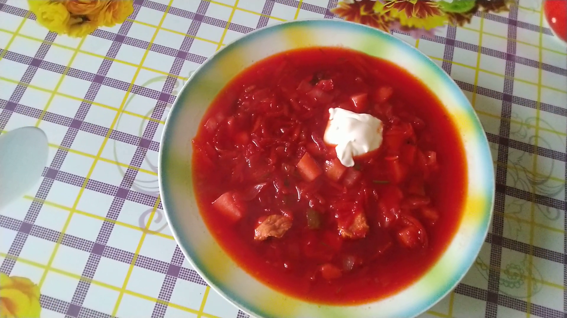 Овощной суп со свеклой свежей капусткой и солеными огурчиками