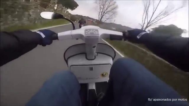 Скутер гоняется со спортбайком! Жесть!! смотреть онлайн