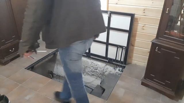 Люк напольный под плитку, ламинат, линолеум с амортизаторами. смотреть онлайн