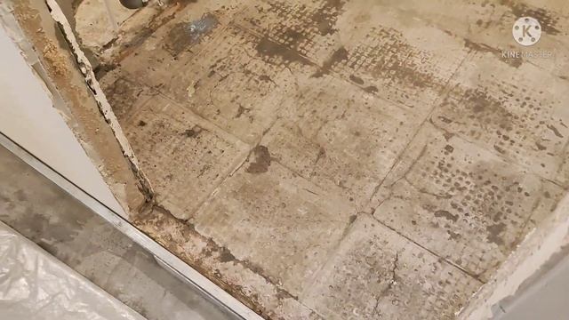 Заливаю полы в санузле - очень быстрый способ выравнивания пола без маяков! смотреть онлайн