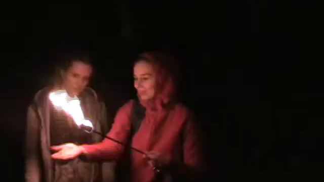 потрогать горящий факел... смотреть онлайн