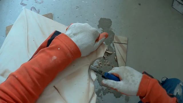 Укладка плитки.Пол в туалете.Резка плитки "болгаркой" без пыли. Ремонт ванной комнаты. День седьмой смотреть онлайн