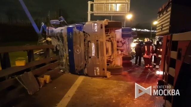 Фура с песком перевернулась на юго-востоке ТТК 21.10.2017 смотреть онлайн