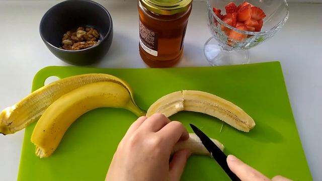 Фруктовый салат с клубникой, бананом и орехами. смотреть онлайн