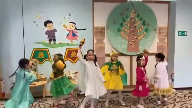 24062021 Аришенька и Викушенька в летнем садике якутский праздник солнца и лета Ысыах