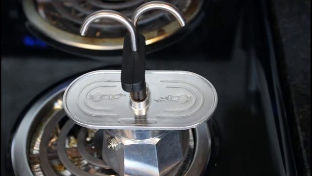 Perfect espresso using a Bialetti Mini Express Espresso Maker.This moka pot can be brewed anywhere. смотреть онлайн