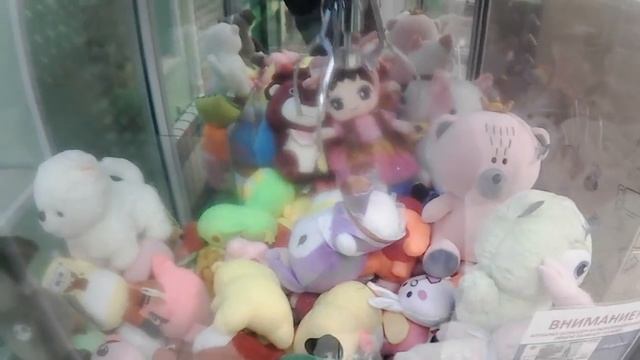 Достал музыкального котенка из СЛОМАННОГО автомата-хватайки!!! смотреть онлайн