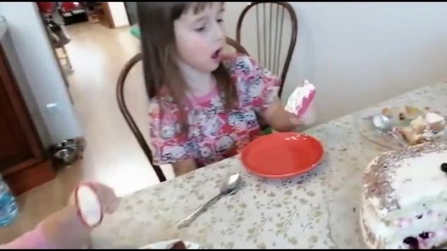 Настя и Папа кушают мороженое смотреть онлайн