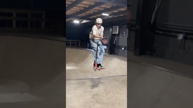 Умеешь фулл хил? Пиши в комменты #трюки #трюкинасамокате #трюковойсамокат #скейтпарк #самокат смотреть онлайн