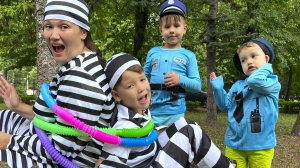 Брозаврики играют в машинки Полицейский для детей Полицейские машинки