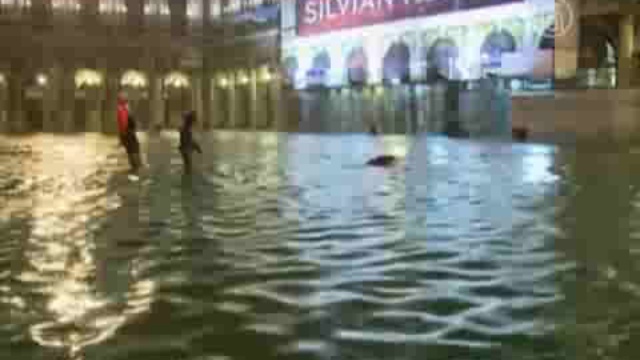 Венеция ушла под воду почти на 1,5 метра