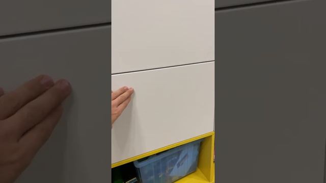 Комплект мебели в детскую. Фасады шпон ясеня + глянцевая эмаль. Выполнено на заказ. смотреть онлайн