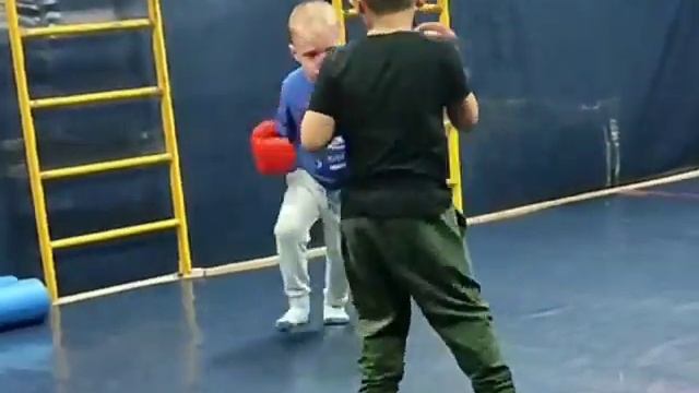 финальный 3-й раунд '' 5-летний Дамир c Кирилом в рукапашном бою ''! смотреть онлайн