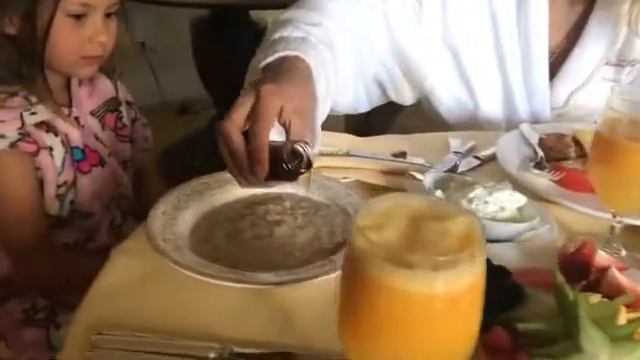 Виктория Боня кормит взрослую дочь с ложечки смотреть онлайн