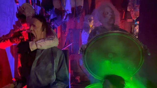 Bad Doctor with drill man in barrel Poison props смотреть онлайн