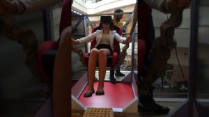 Самый страшный атракцион. Девушка на виртуальном атракционе , боится, кричит но все же держится