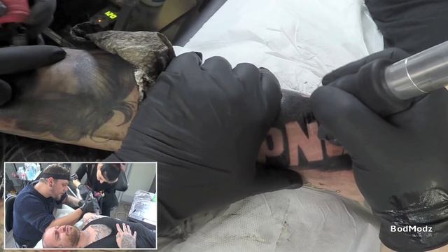 4 Hands Tattoo / 2 Tattooers on the same customer (Blackwork) смотреть онлайн