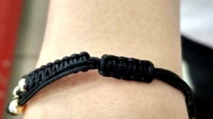 Зачем привязывают черную нить к ноге? Народные поверья