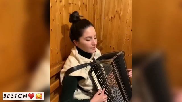 РУССКАЯ ДЕВУШКА ПОЕТ ЧЕЧЕНСКУЮ ПЕСНЮ🔥😻Теша Хьо Са Безамах,Веза Баха Къордина смотреть онлайн