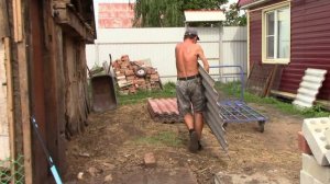 Как снять одному шифер с крутой крыши без посторонней помощи