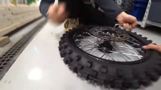 Замена колес на питбайке (Ставим колеса больше: 14/12 вместо 12/10) смотреть онлайн