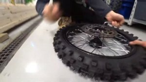 Замена колес на питбайке (Ставим колеса больше: 14/12 вместо 12/10)