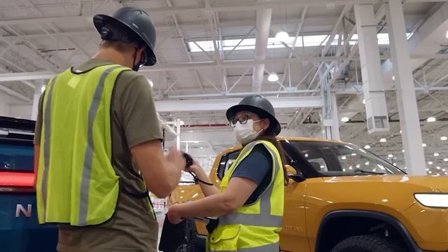 Rivian Loses Top Executives | Disruptive Investing News смотреть онлайн