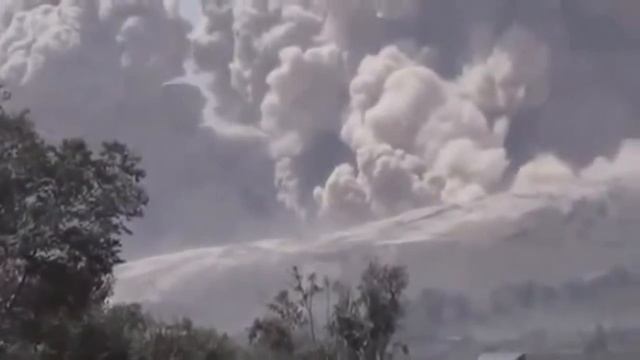 Mount Kelud Volcano Erupts in Java Indonesia 2014 смотреть онлайн