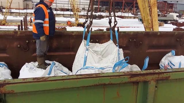 Разгрузка вагона с габбро 25.02.2016 Ugran смотреть онлайн